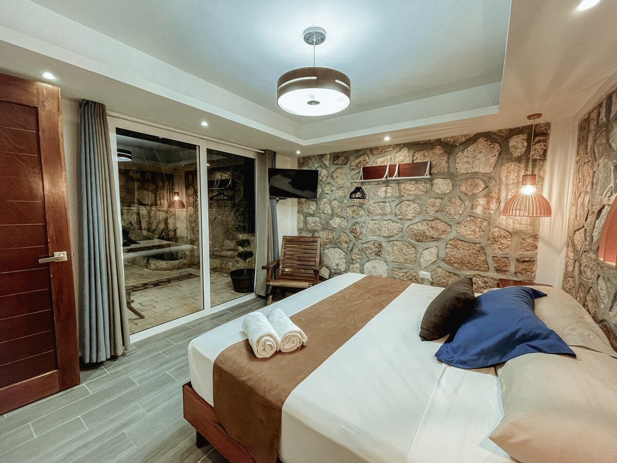 Spálňa na prízemí s priamym prístupom k bazénu