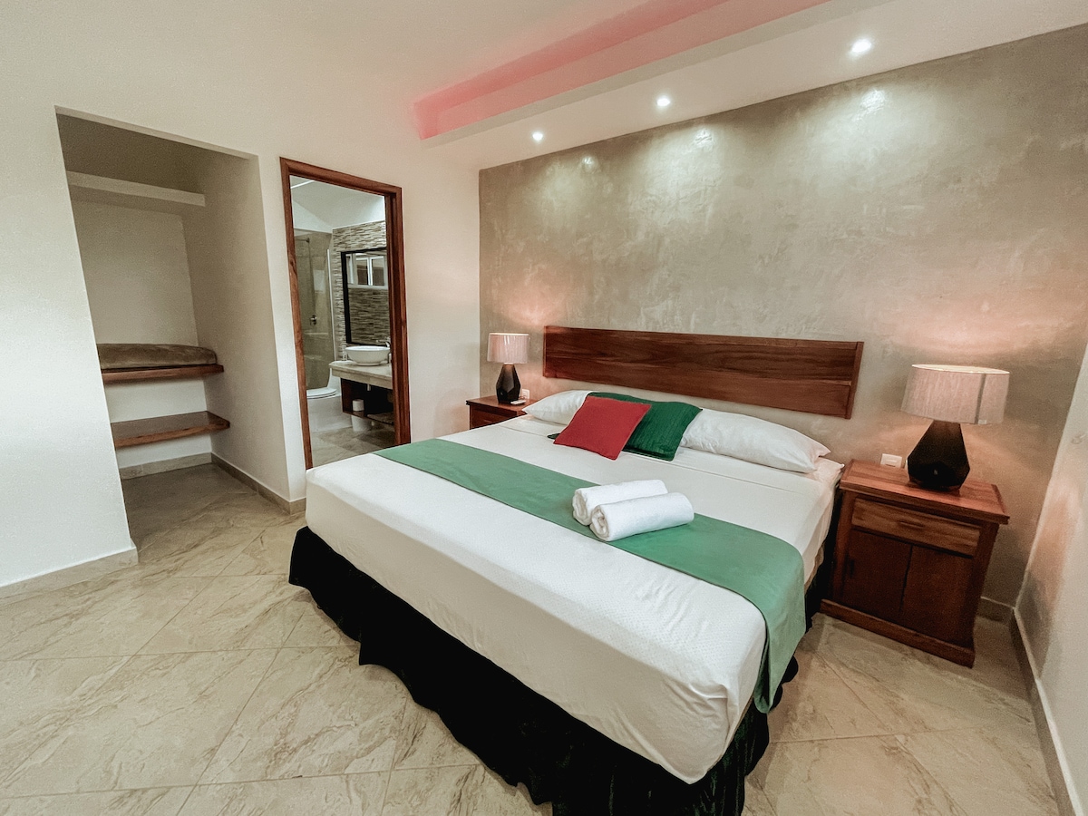 Izba na druhom poschodí má manželskú posteľ veľkosti King a jednolôžko.