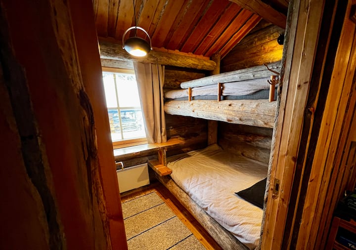 Downstair sleeping room. With twin bedbed and normal bed ( also up bed can sleep one adult and children )