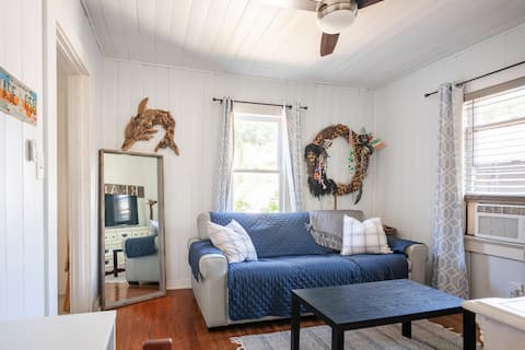 Top Airbnb: Cozy and eclectic 1BD guest cottage in Tampa