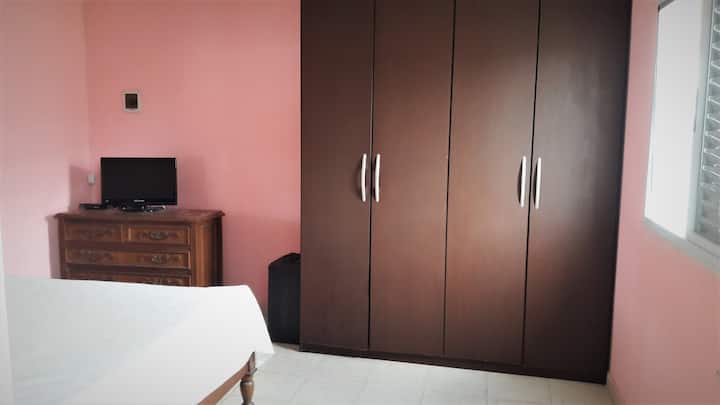 Ampia camera da letto matrimoniale con TV e guardaroba.