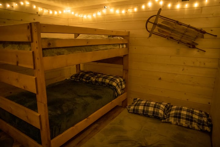 nyumba ya bunk ya ski bunk na trundle nje