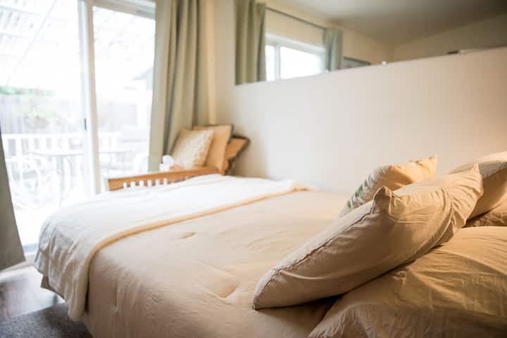 flex chumba na milango ya ghalani ina futoni ya malkia ambayo inaweza kufanywa kuwa kitanda kabla ya ukaaji wako, kamili na topper ya povu ya kumbukumbu, maadamu unatujulisha kuwa utaitumia. 