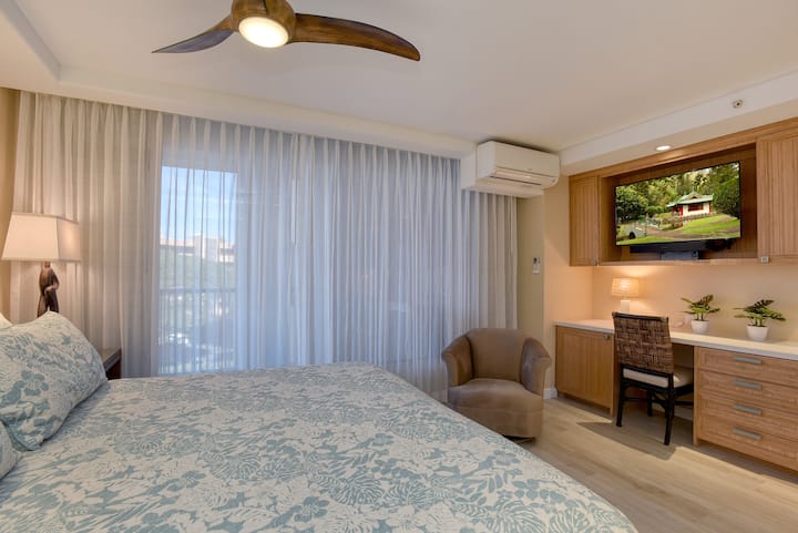 Second bedroom w/smart TV, its own AC control, desk and sitting area