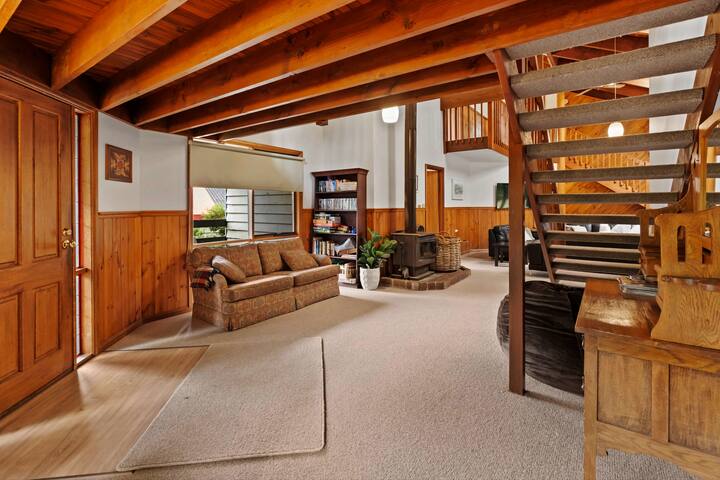 Hylander – Five Bedroom home, sleeps 14. gallery image 5