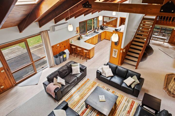 Hylander – Five Bedroom home, sleeps 14. gallery image 2