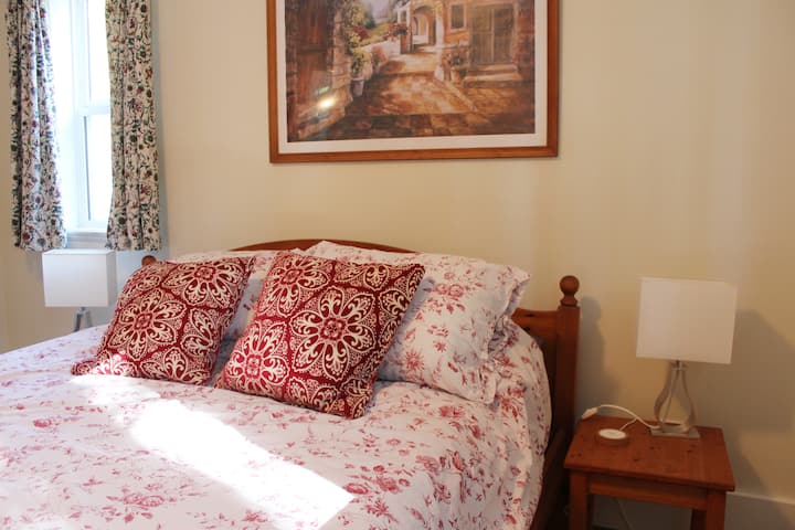 غرفة النوم الثالثة  بسرير بحجم كبير يقع بشكل مريح في الطابق الرئيسي.