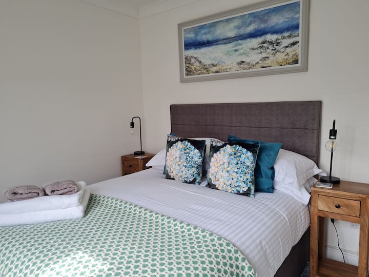 Dhoma kryesore e gjumit dopio me krevat dopio "king" dhe banjë brenda dhomës