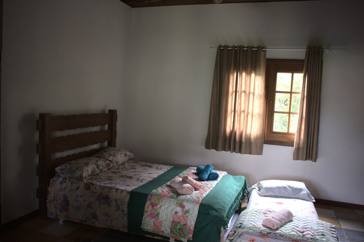 01 suitë me 01 krevat dopio dhe 01 krevat fëmijësh