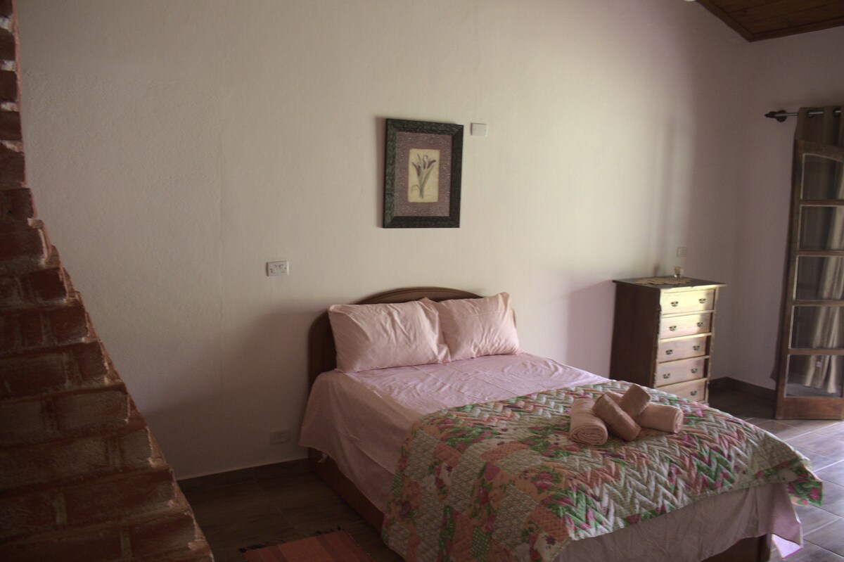 01 Dhomë me oxhak me  01 krevat dopio