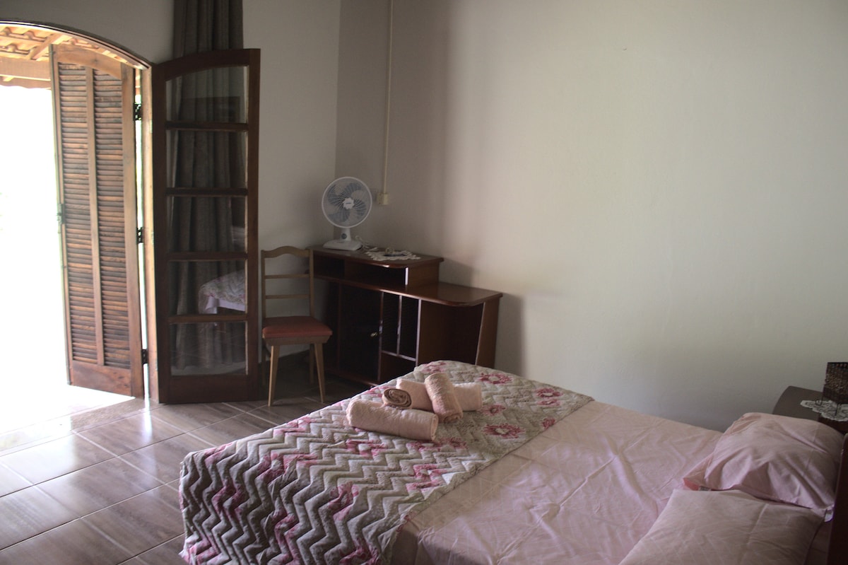 1 dhomë gjumi me 01 krevat dopio dhe 01 gardërobë të madhe.