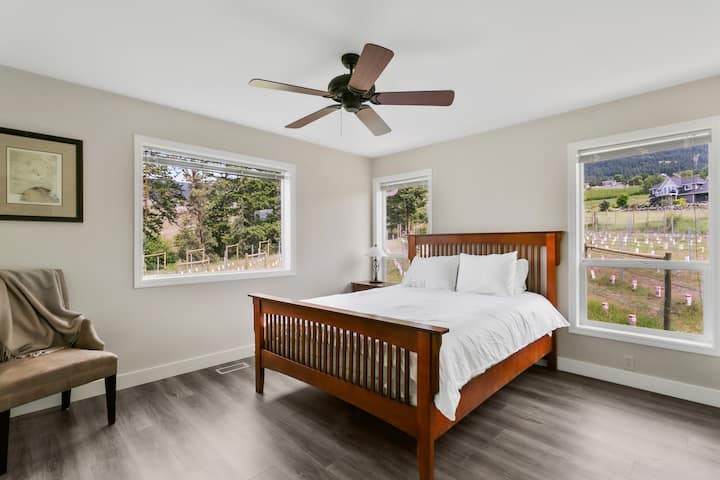 Bedroom 4 on the upper level with a queen bed and bathroom.