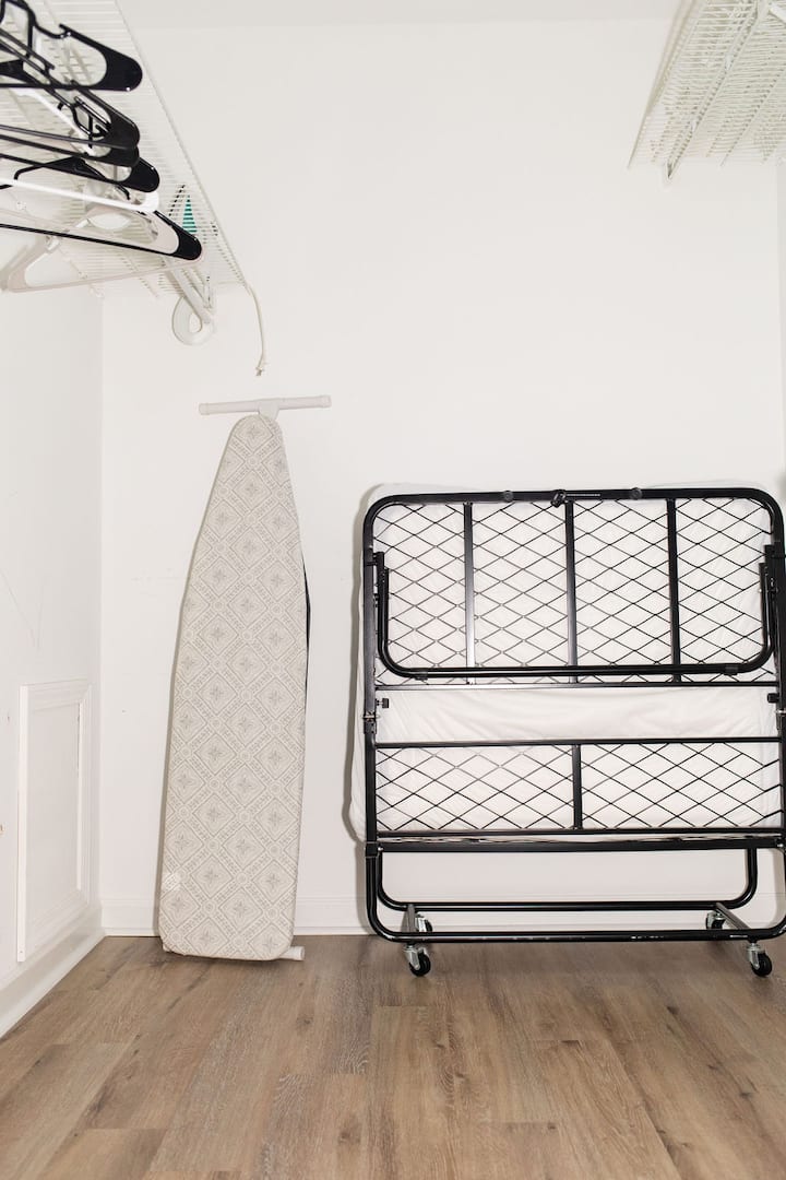 Ambos dormitorios tienen armarios enormes y cada uno tiene una cama plegable. 