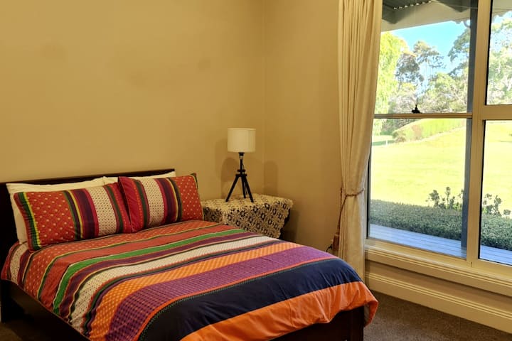 宽敞的卧室，可欣赏美丽的花园景观