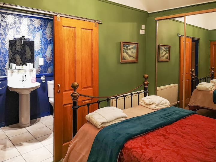 Ground Floor Double Bedroom & En-Suite Access to Bathroom
