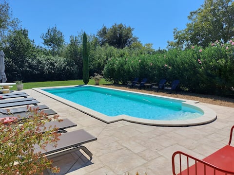 Quiet, view of the Alpilles, heated pool
