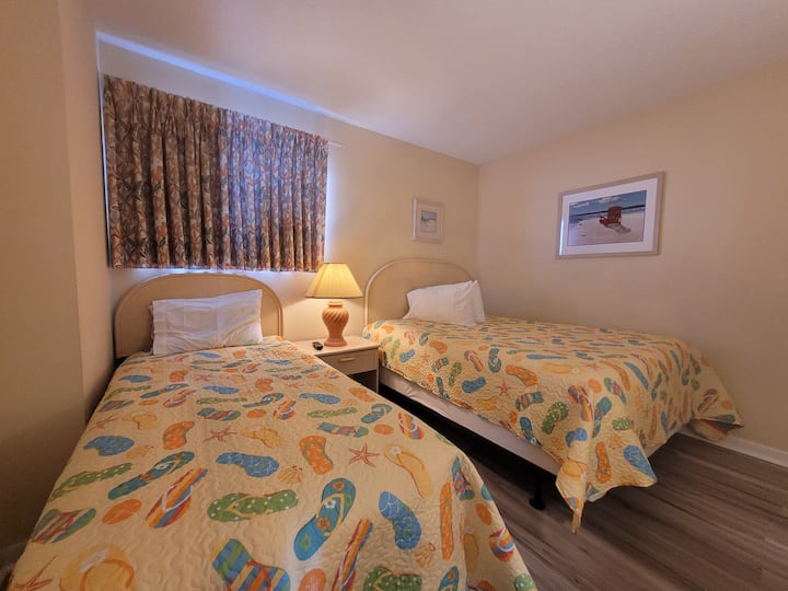 Seconda camera da letto con letto singolo e letto matrimoniale e bagno nella sala proprio dietro l'angolo.  La biancheria è inclusa.