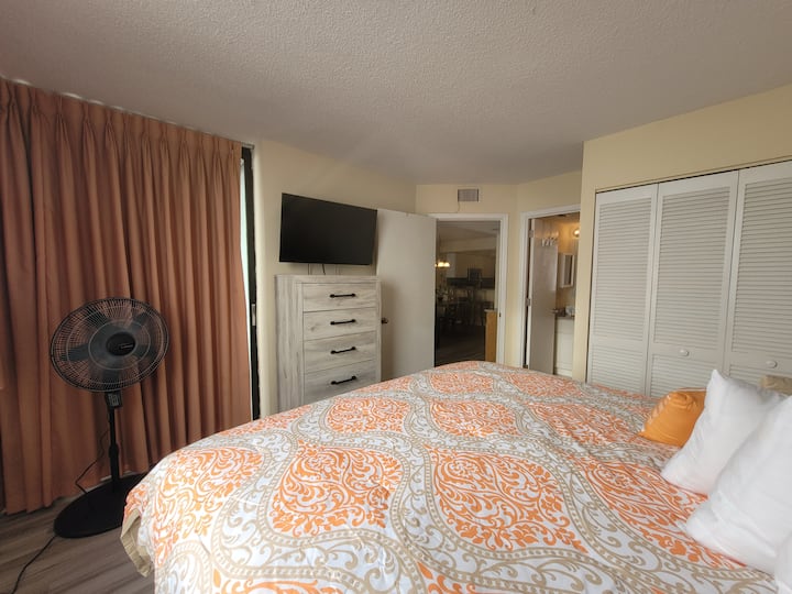 La camera padronale con letto king-size si apre sul balcone e sul bagno privato.  La biancheria è inclusa.