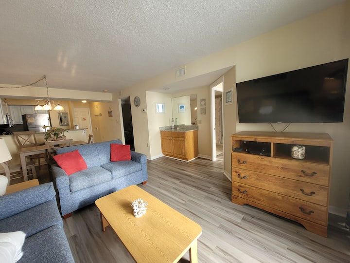 Soggiorno con Smart TV LED DA 46"su supporto a muro girevole