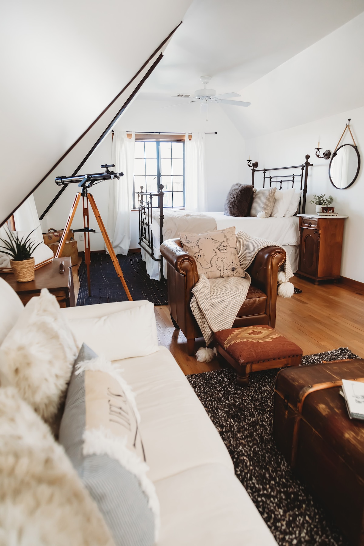 มาสเตอร์รีทรีทพร้อมพื้นที่นั่งเล่นที่มีโต๊ะทำงานโซฟาและสมาร์ททีวี สว่างและโปร่งโล่งด้วยประตูสไตล์ฝรั่งเศสที่มองเห็นลานหน้าบ้าน เตียงควีนไซส์พร้อมที่นอนนุ่มสบาย




เครดิตภาพ: @ mfc_bnb_photography