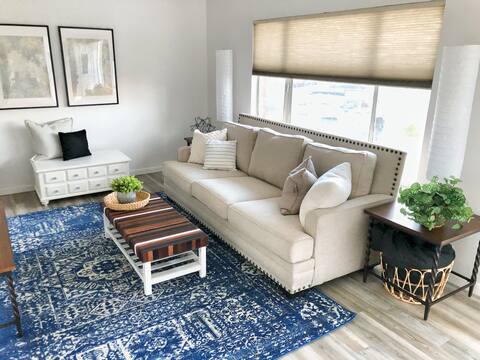 Winter Sale! Cozy Home near Airport *excl basement