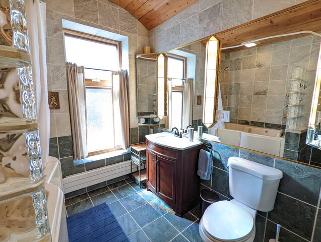 Splendid Quiet Two Bedrooms w/Pvt Bath – Near Lake gallery image 3