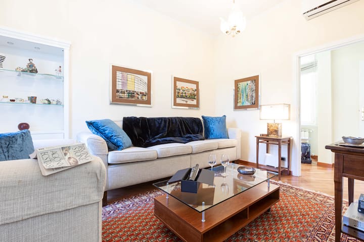 Spanish Steps Hills Apartment