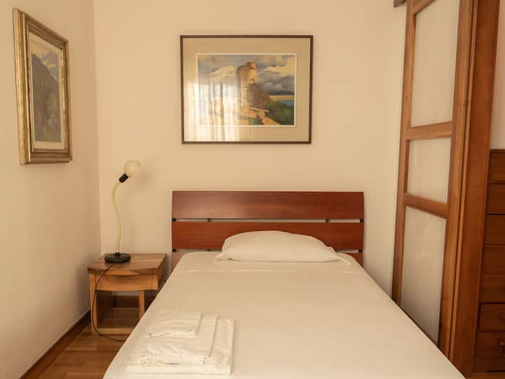 Rez-de-chaussée - Manoir
Chambre simple avec un lit à la française. Salle de bain partagée