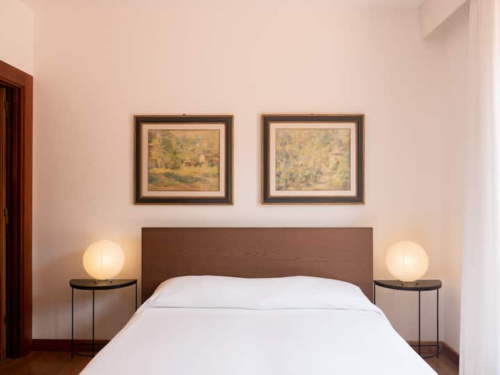 Rez-de-chaussée - Manoir
Chambre double avec salle de bain partagée