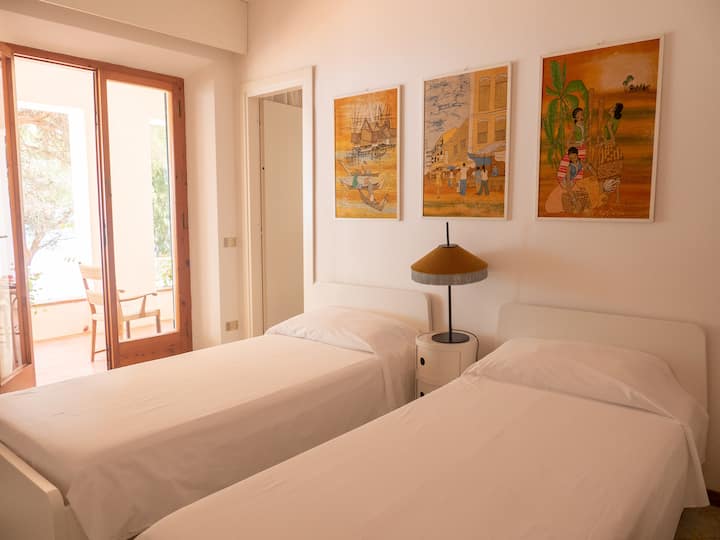 Rez-de-chaussée - Dépendance
Chambre double avec lits simples. Salle de bain privée