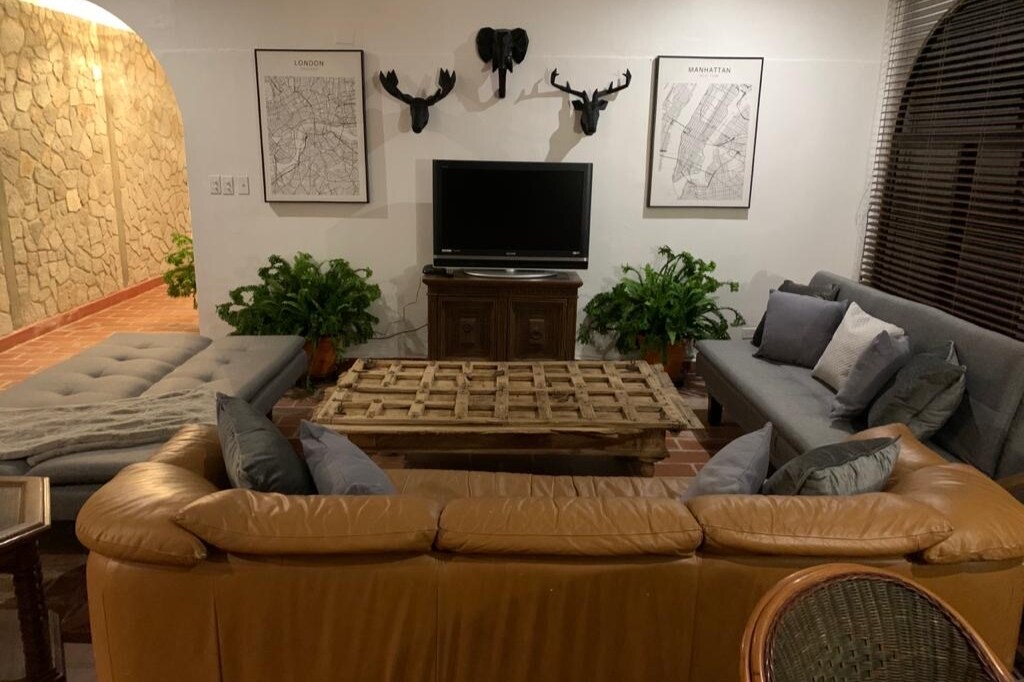 DEN:  všetky  okná ( 2 metre vysoké) s výhľadom do záhrady.  Má okrúhly stôl/4 stoličky, malý pracovný stôl.
Klimatizácia