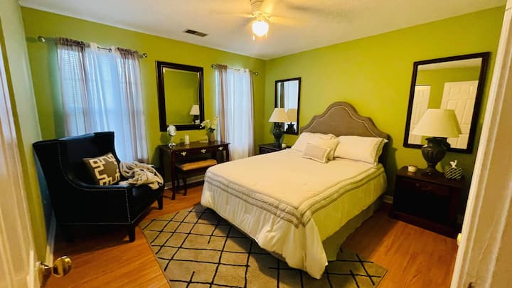 חדר שינה עם מיטת קווין סייז בקומה הראשונה. 