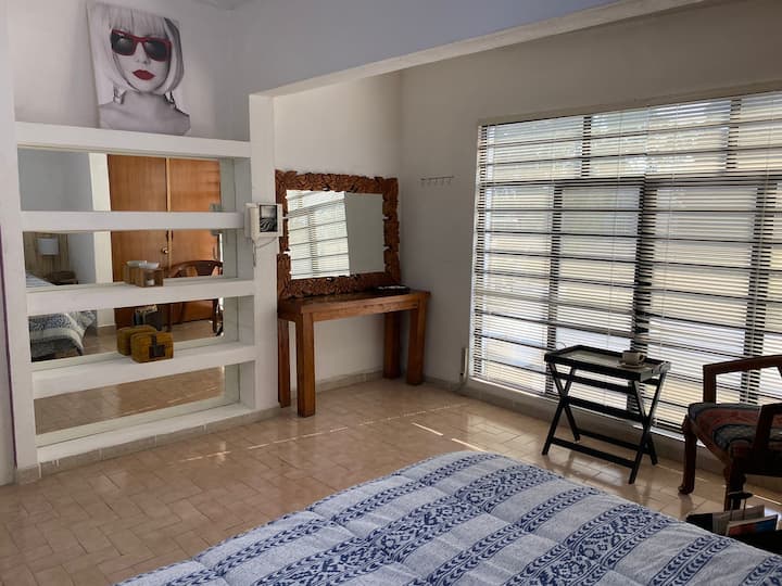 غرفة  نوم  
 مروحة سقف بسرير مزدوج
