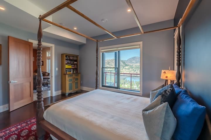 غرفة نوم رقم2 بسرير ملكي وحمام داخلي