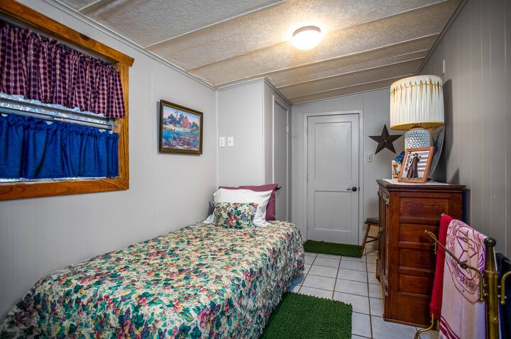 Pamoja na chumba cha kulala cha pili na kitanda chake cha watu wawili, wote waliambiwa Nyumba ya Mbao ya Mto wazi inatoa nafasi tulivu ya kulala kwa hadi watu watatu.