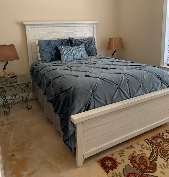 De 2e slaapkamer heeft een queensize bed.