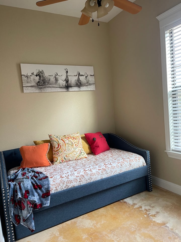 3e slaapkamer heeft een uitschuifbed en biedt plaats aan twee personen.  