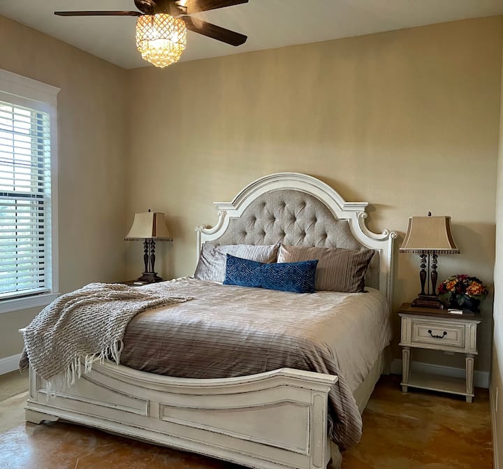 De master bedroom heeft een kingsize bed.