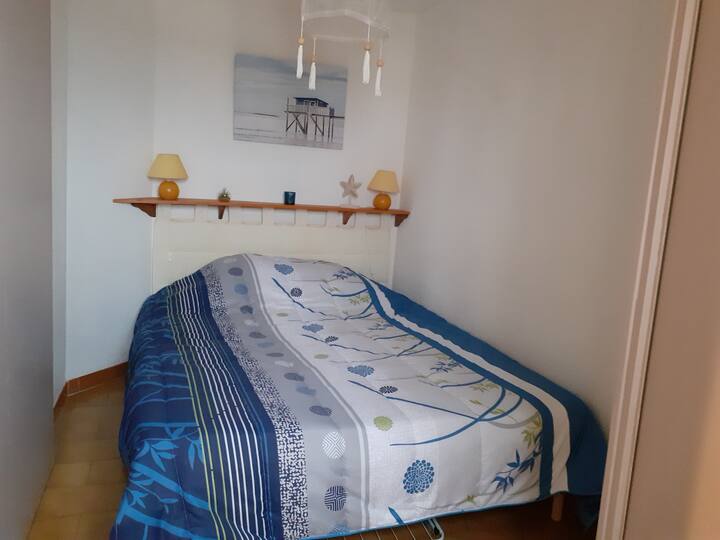 Dormitorio principal separado, cama de 160x200 y armario de pared con armario