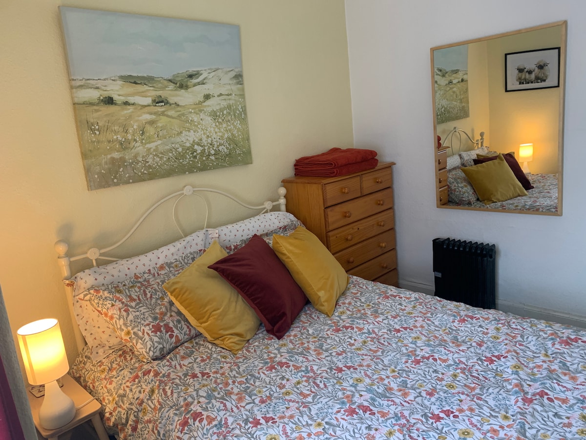 Ყველაზე დაბალი საძინებელი ორადგილიანი საწოლით