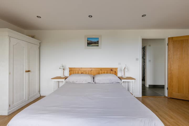 Dormitorio doble con cama tamaño king, armario, tocador.
Planta baja accesible. 