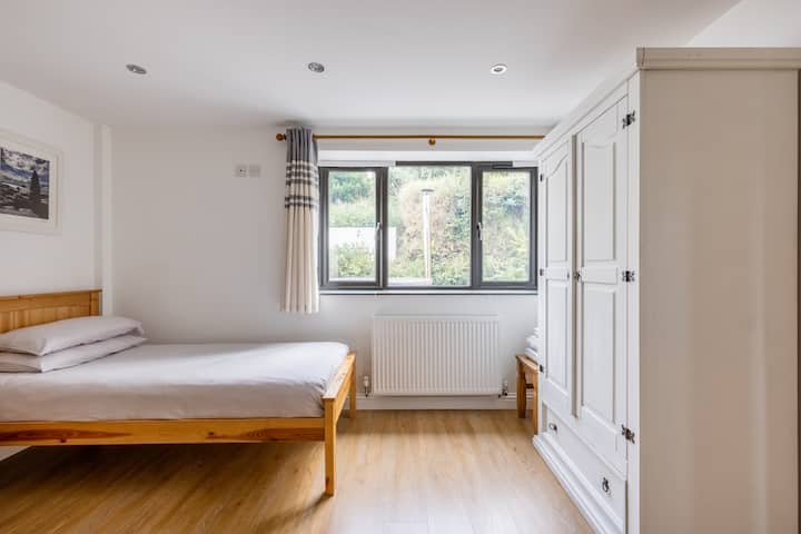 Dormitorio doble con dos camas individuales, cofre de cajones, armario y ventanas, patio trasero, bañera de hidromasaje.
Planta baja, accesible.