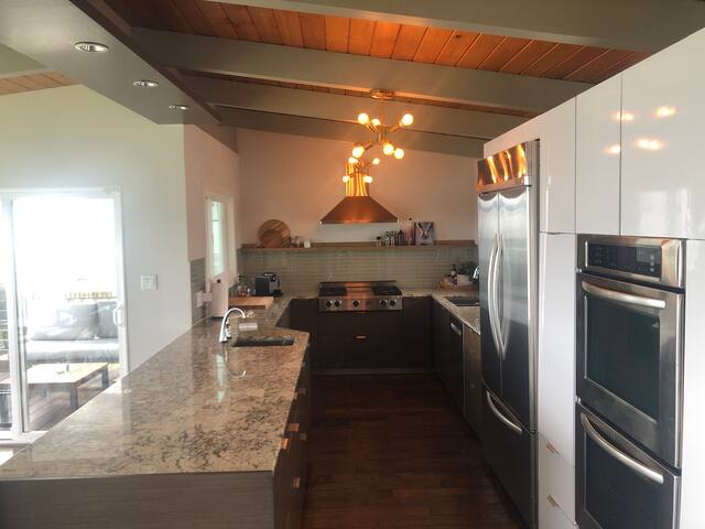 Beachhouse Steps To Your Own Sandy Beach gallery image 4