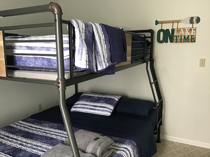 Andra sovrummet med över Queen Bunks