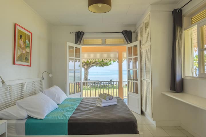 After a beautiful sunny day, it's time to think about rest in this beautiful air-conditioned room, furnished and decorated in the Polynesian spirit.