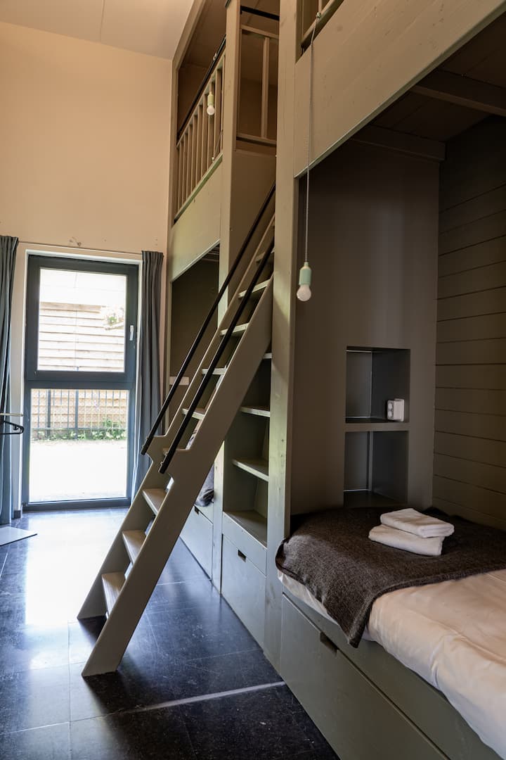 Dormitorio 5. Una litera bellamente integrada con camas espaciosas.