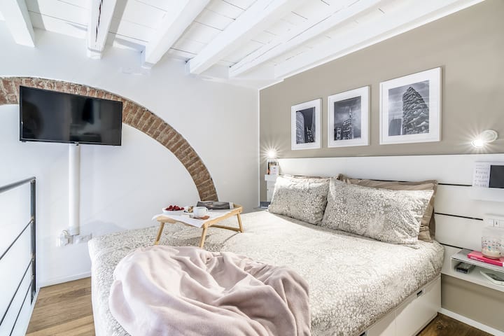 המיטה הנוחה שלנו עם ציפוי על המזרן. 