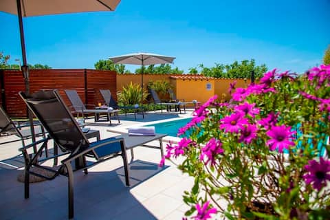 Spacious villa with pool and garden in Galižana