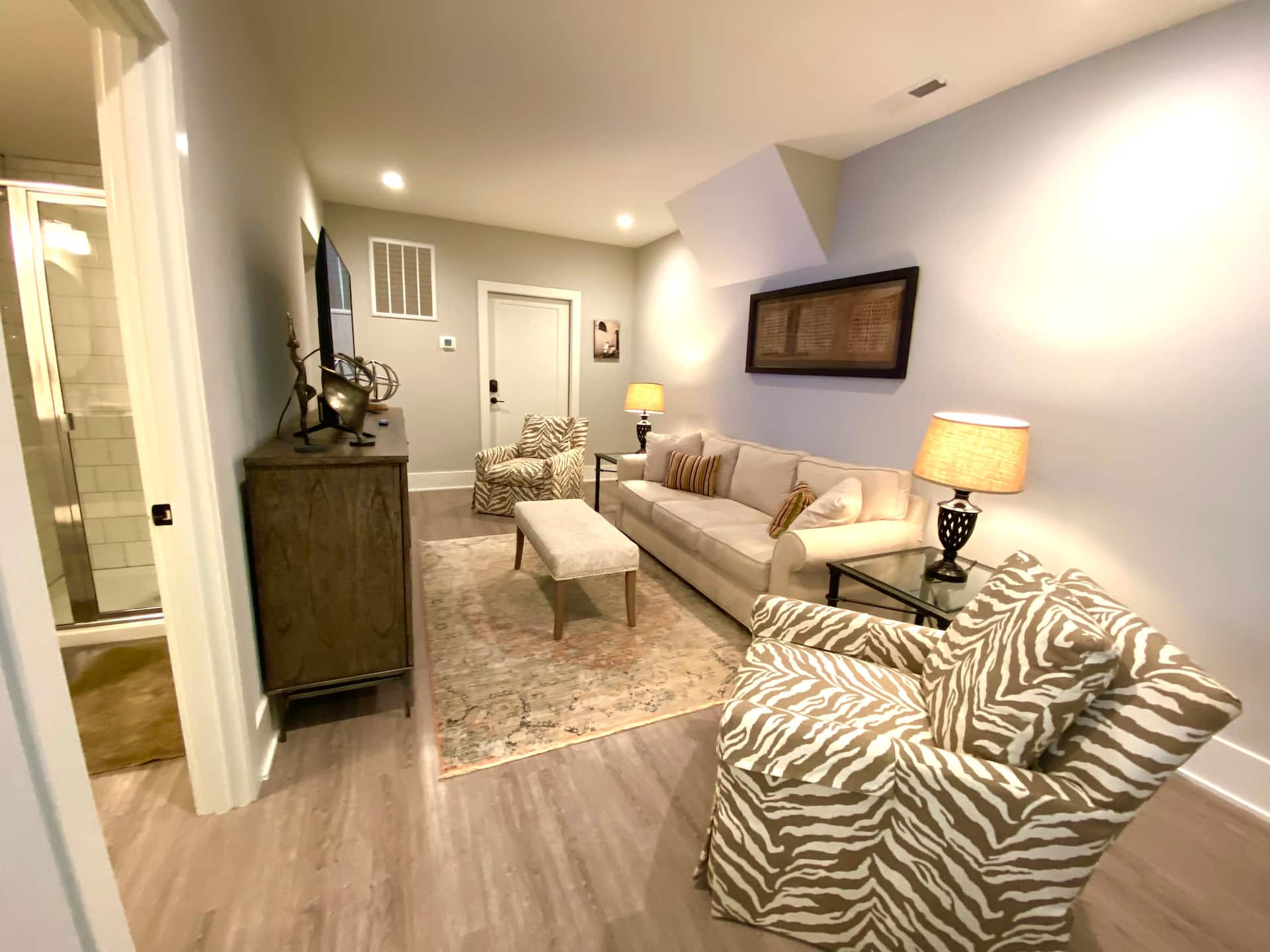 Elegant King Bed Apartment In Quiet Neighborhood