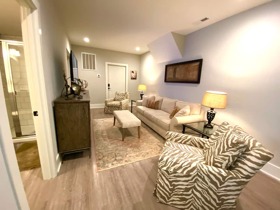 Elegant King Bed Apartment In Quiet Neighborhood — foto 1